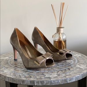 NEW Nine West peep toe heels with bow- Size 8.5
